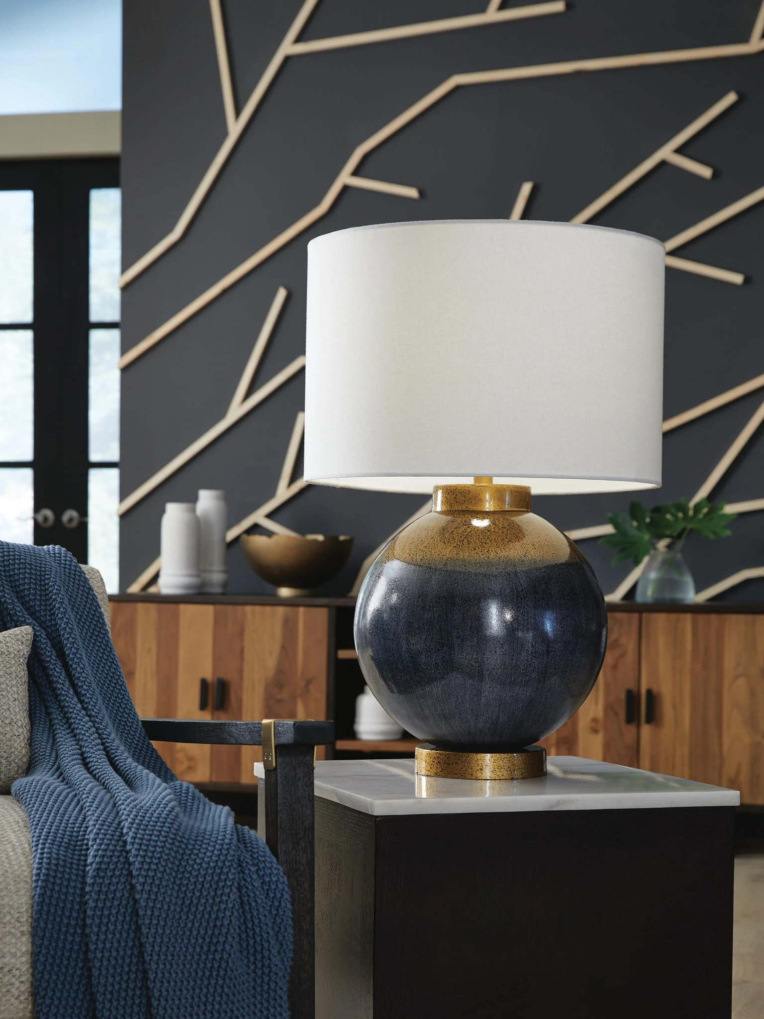 Adara - Metal Table Lamp - Blue / Gold Finish - Image 4