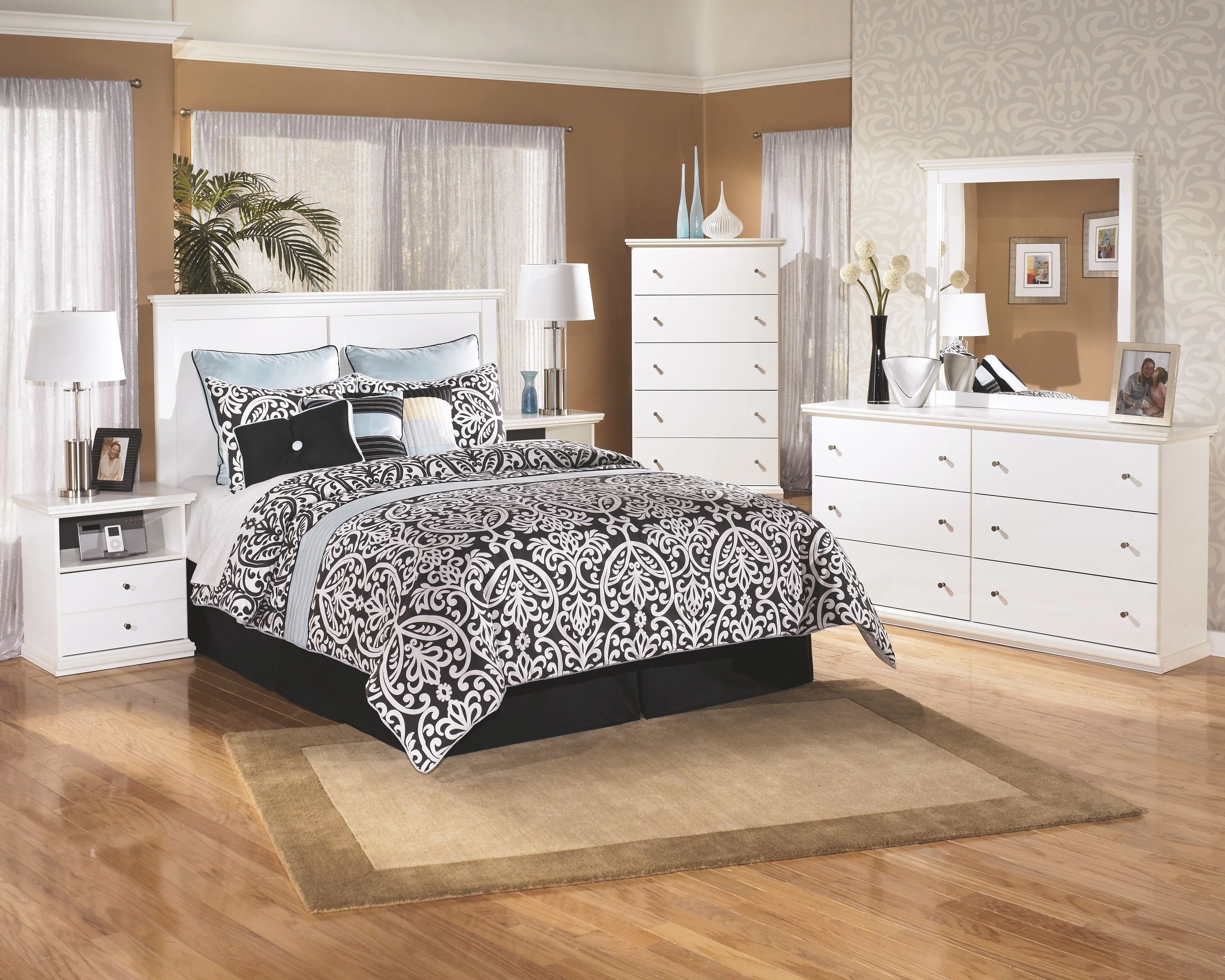 Bostwick Shoals - Five Drawer Chest - White - Image 5