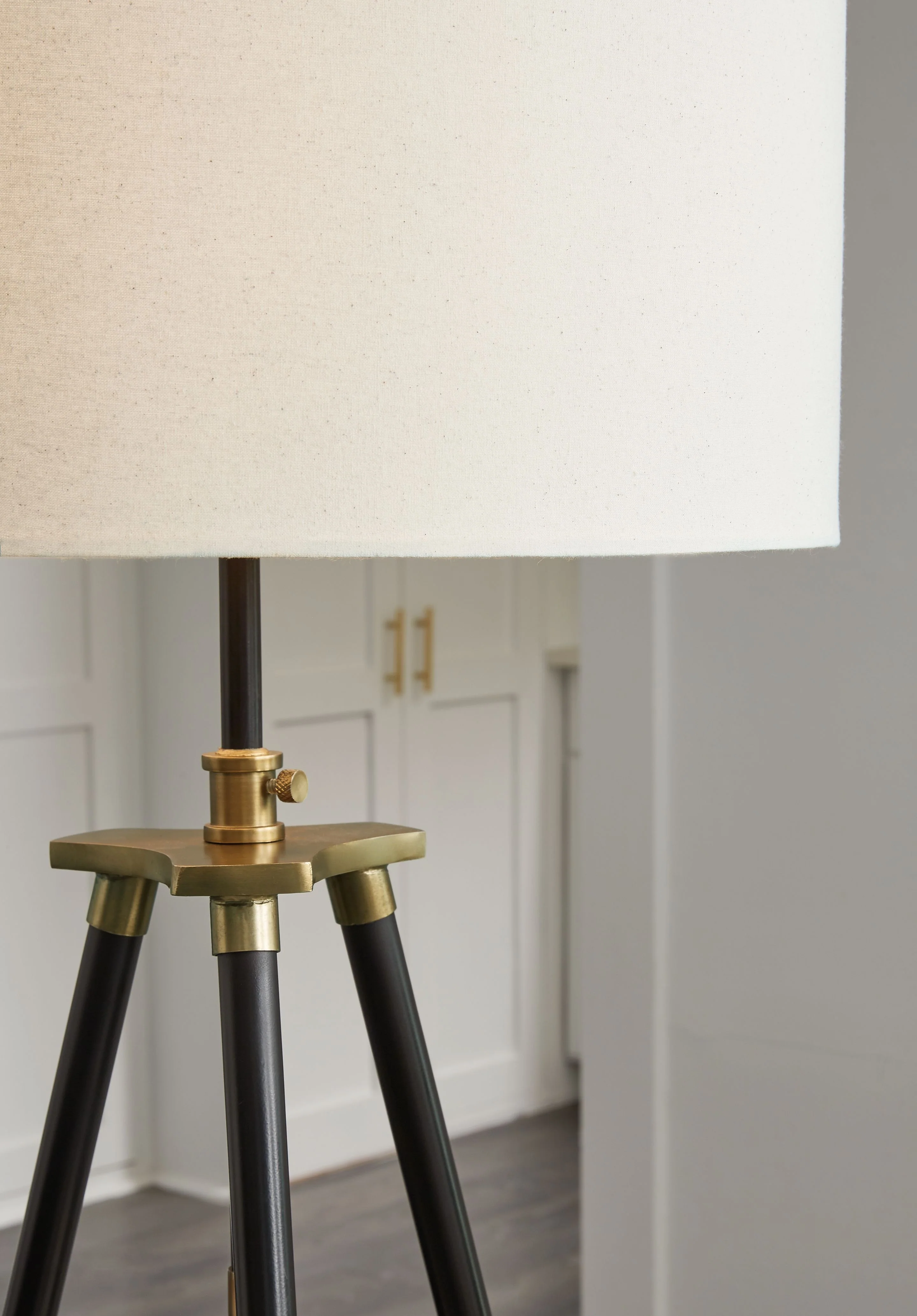 Cashner - Metal Floor Lamp - Black / Gold Finish - Image 4