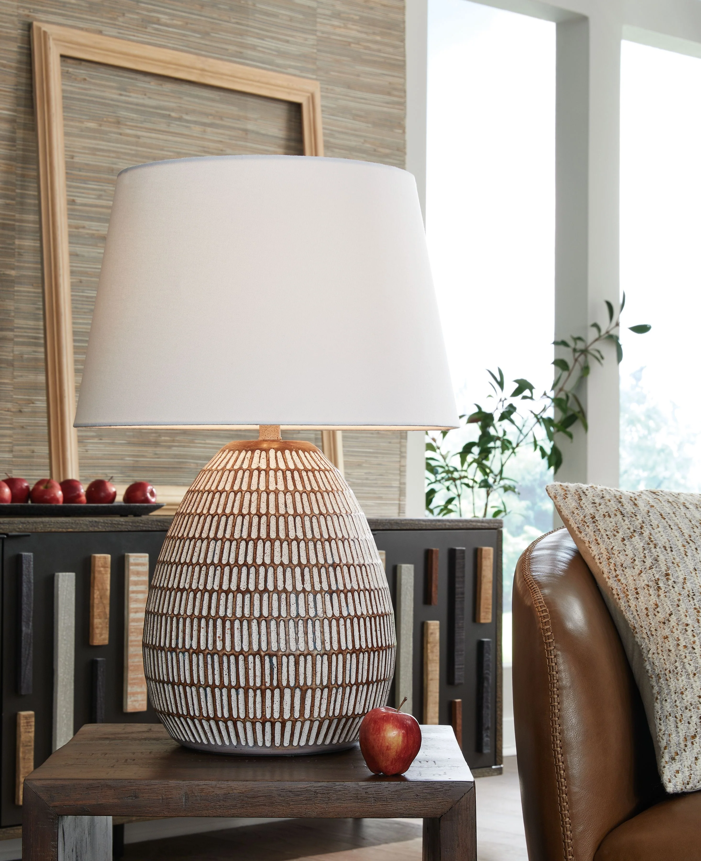 Darrich - Metal Table Lamp - Beige / White - Image 2