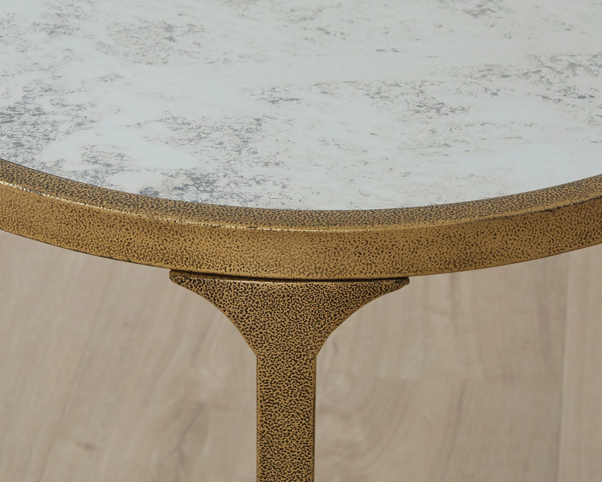 Korajane - Table - Image 5