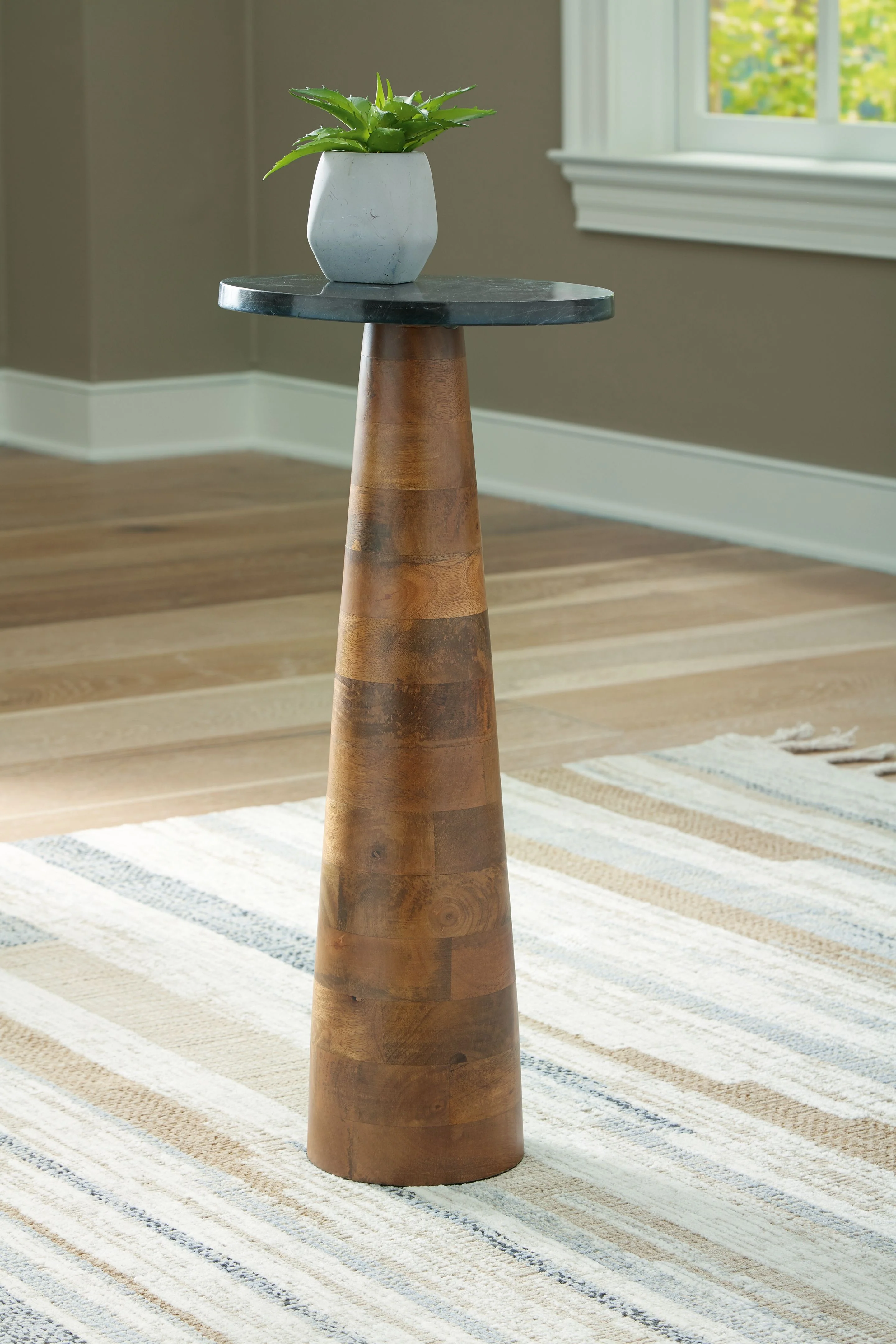 Quinndon - Accent Table - Brown / Black - Image 3