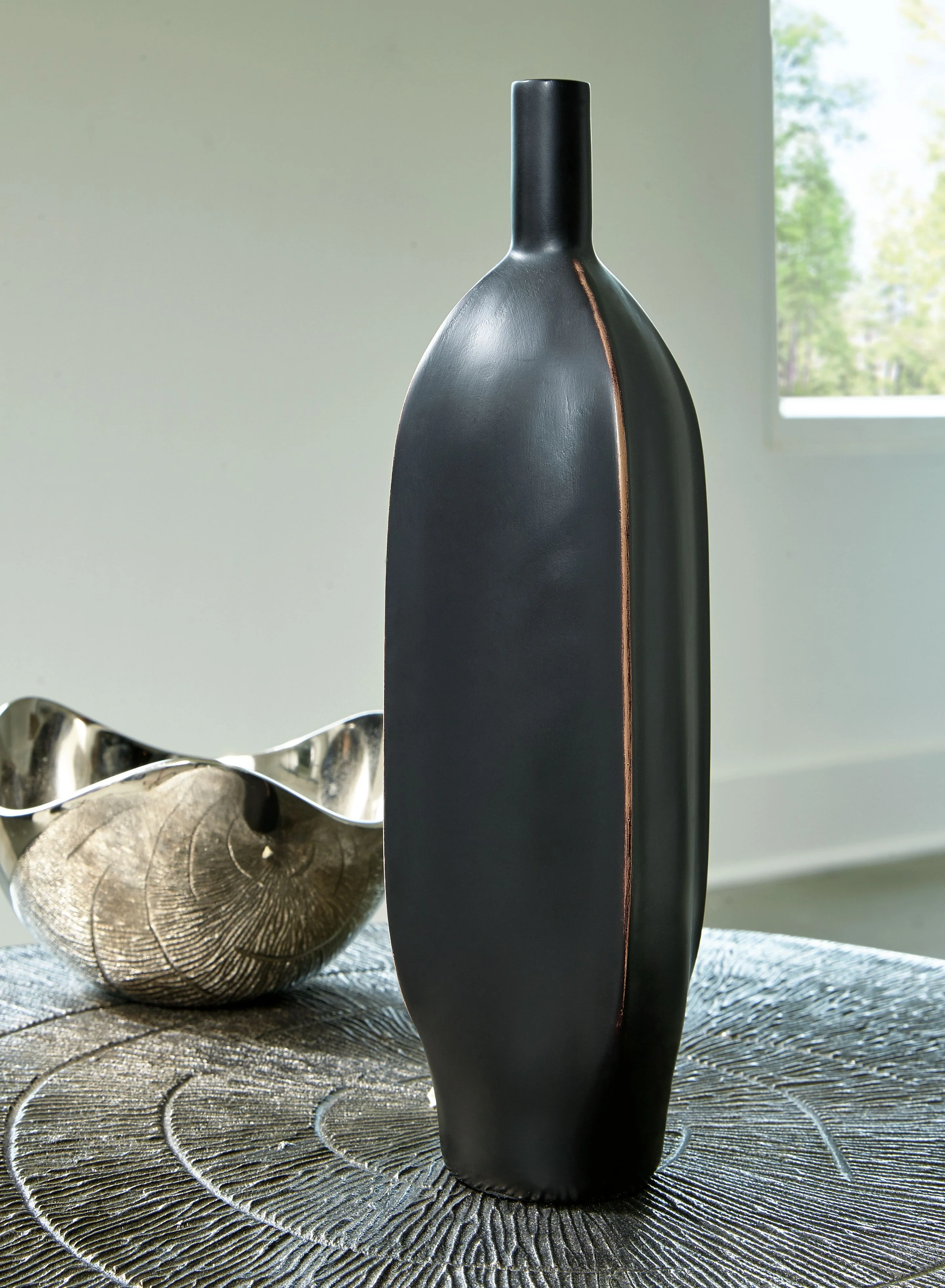 Rhaveney - Vase - Medium - Image 2