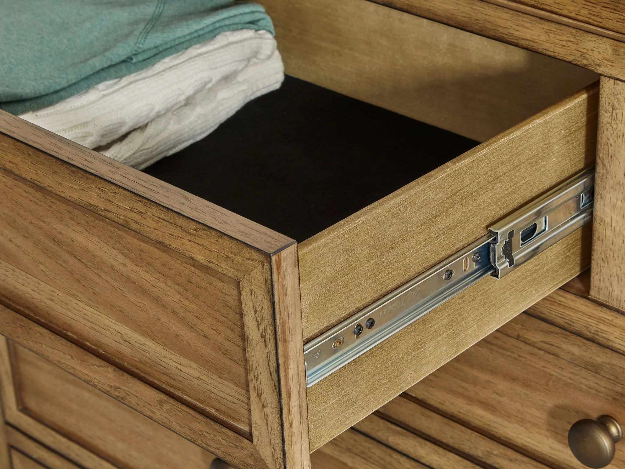 Sharlance - Dresser - Image 9