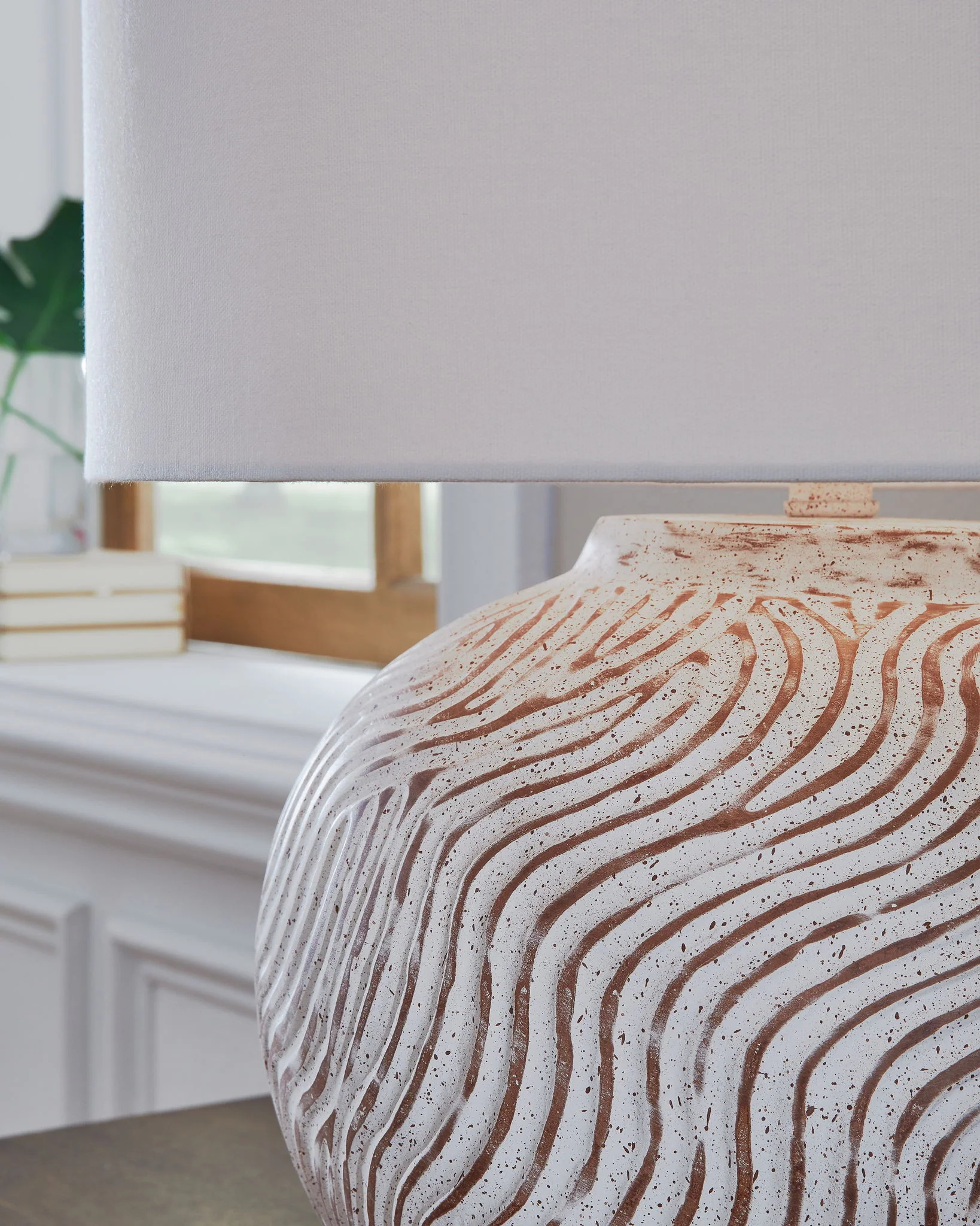 Vien - Terracotta Table Lamp - Distressed White - Image 4